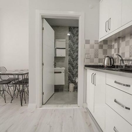 Апартаменты Charming And Central Flat Near Beach In Muratpasa Анталья Экстерьер фото